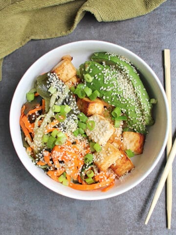 bowl of vegan seaweed salad