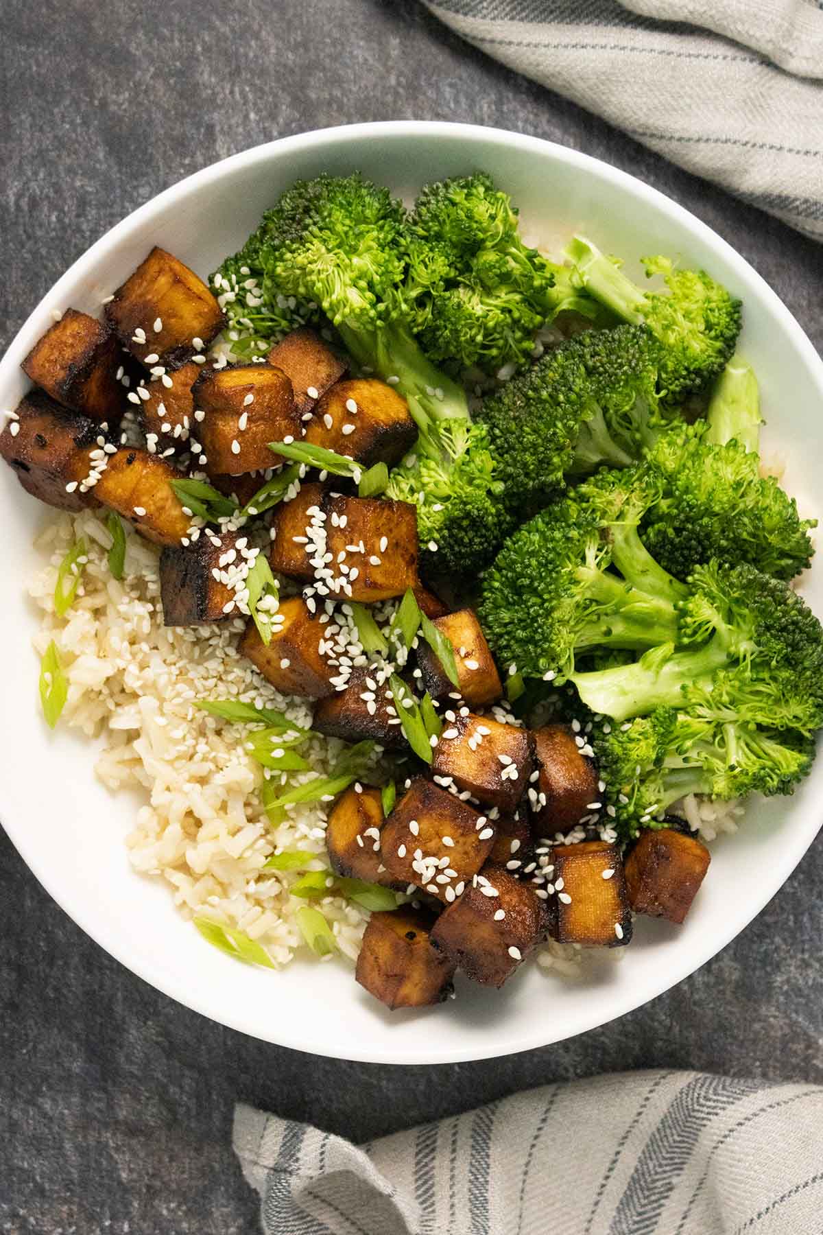 sriracha tofu over rice with broccoli