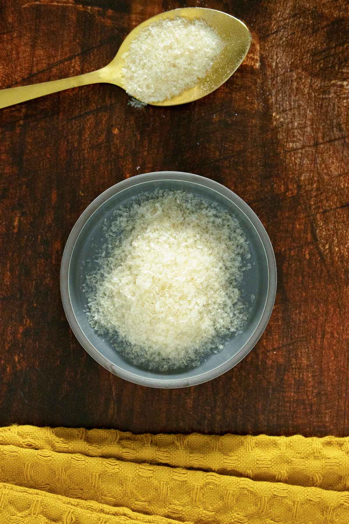 agar agar flakes in a small bowl