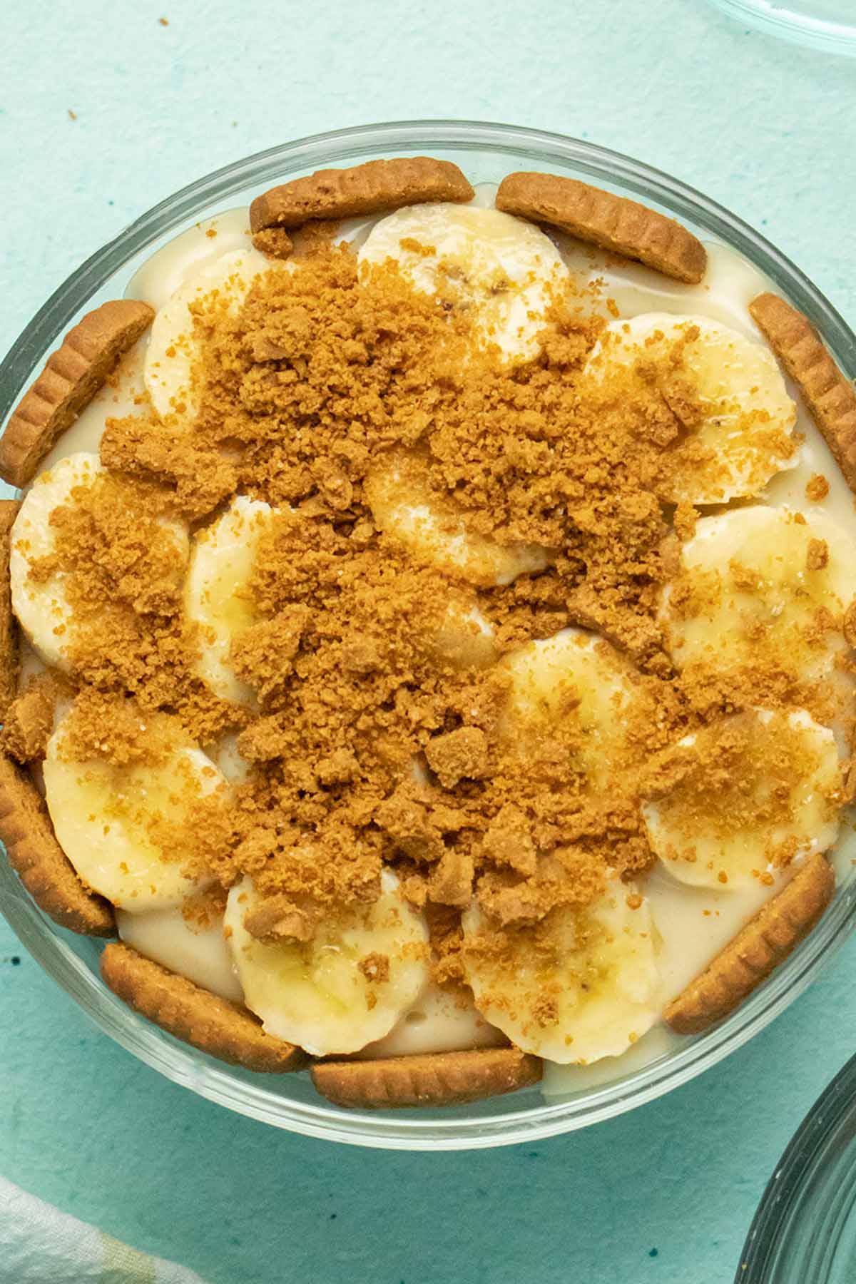 overhead image of the vegan banana pudding, so you can see the crunchy topping