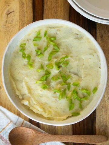 overhead photo of a bowl of cauliflower mashed potatoes