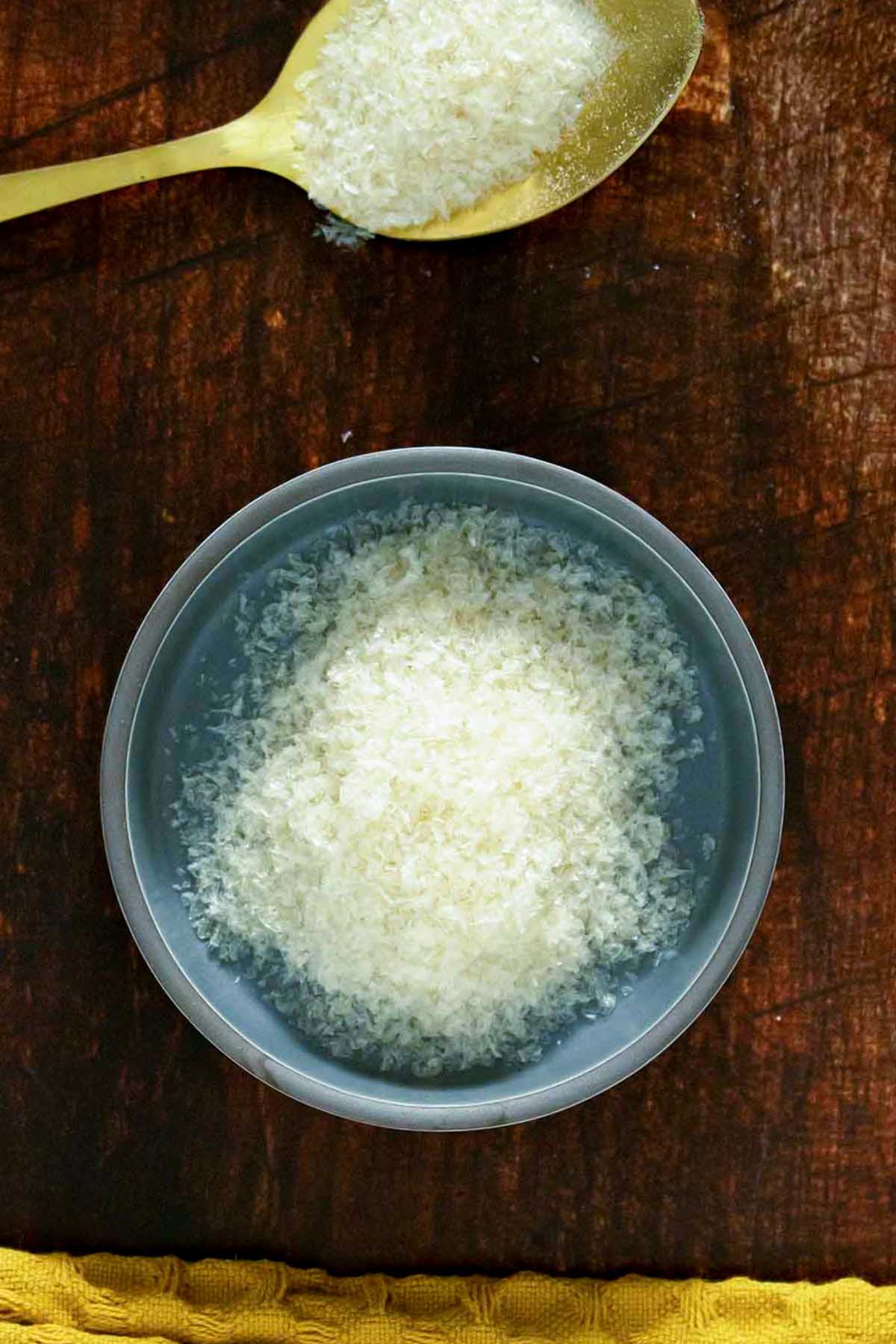 agar agar flakes in a small bowl